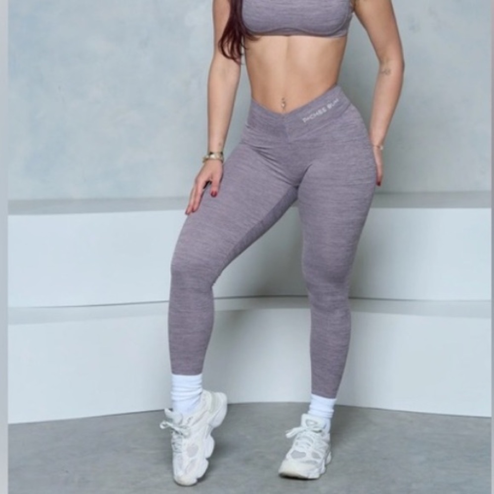 PCHEE V-WAIST POCKET
GREY VIOLET SCRUNCH
BUTT LEGGINGS SIZE MEDIUM
